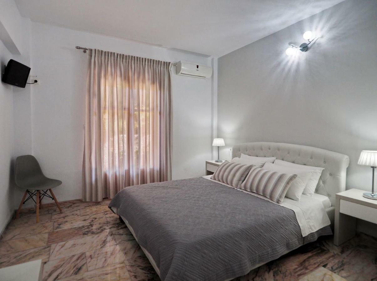 Veronica Kolios Bagian luar foto